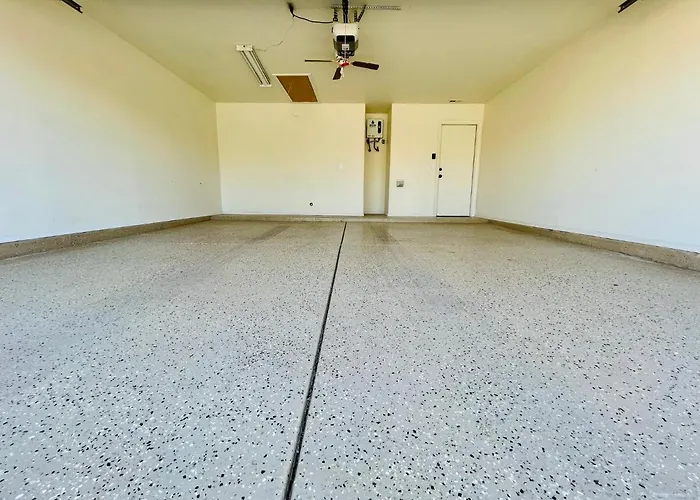 Gem With Pool & Office In Prime Location Holiday home Glendale