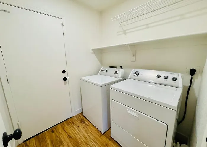 Gem With Pool & Office In Prime Location Holiday home Glendale