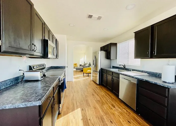 Gem With Pool & Office In Prime Location Glendale